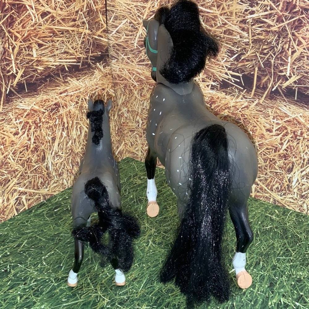 Grand Champions Feed and Nuzzle Toy Horse Mare, Foal Set and Accessories - Picture 7 of 12